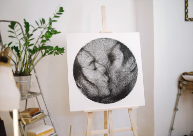 Картина Поцелуй, выполненная плетением мононити, в интерьере
